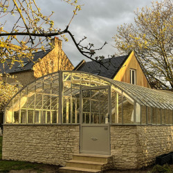 Glashaus AMBOISE Breite 5,60 m mit Mauersockel